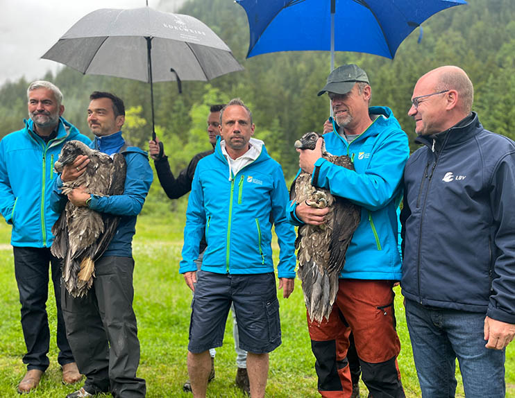 At the ceremony for Release to the wild (from left): Dr. Roland Baier (National Park Director), David Schuhwerk (LBV) with 