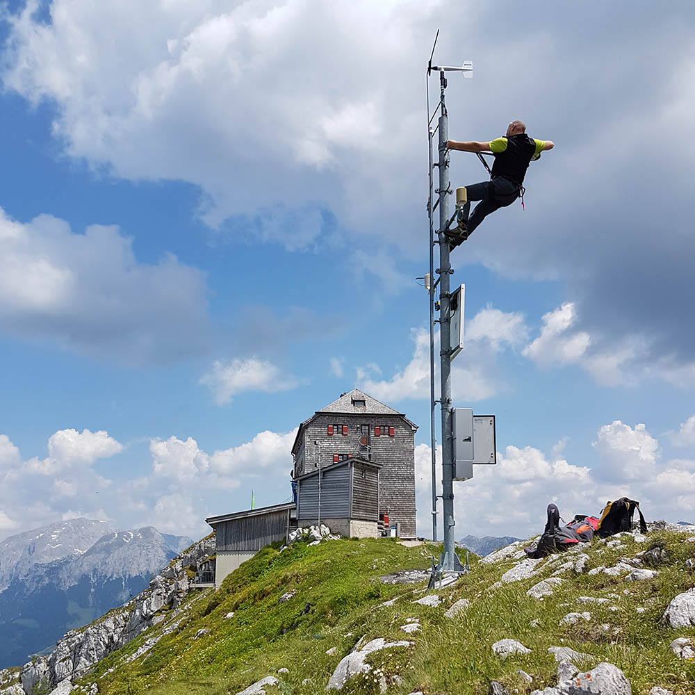 Maintenance of the automatic climate station at Watzmannhaus
