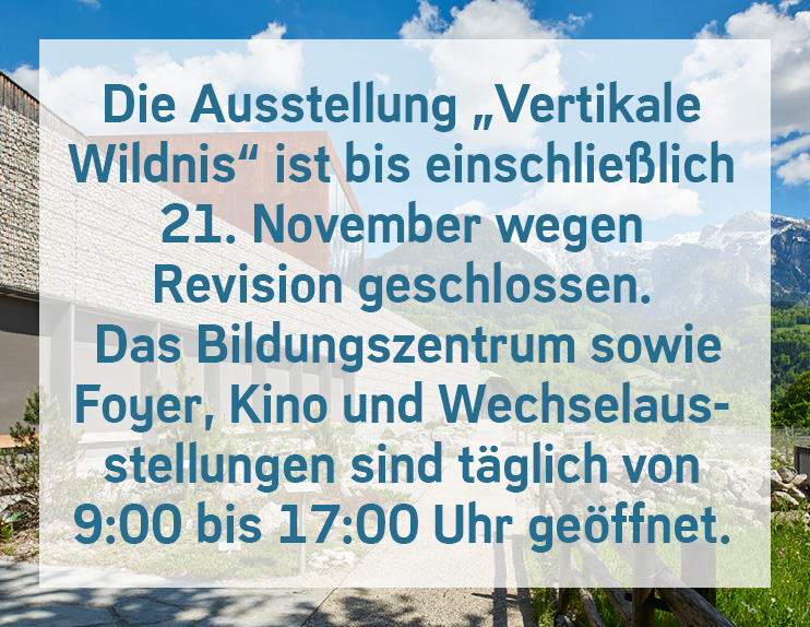 Das Bild zeigt das Nationalparkzentrum Haus der Berge im Sommer.