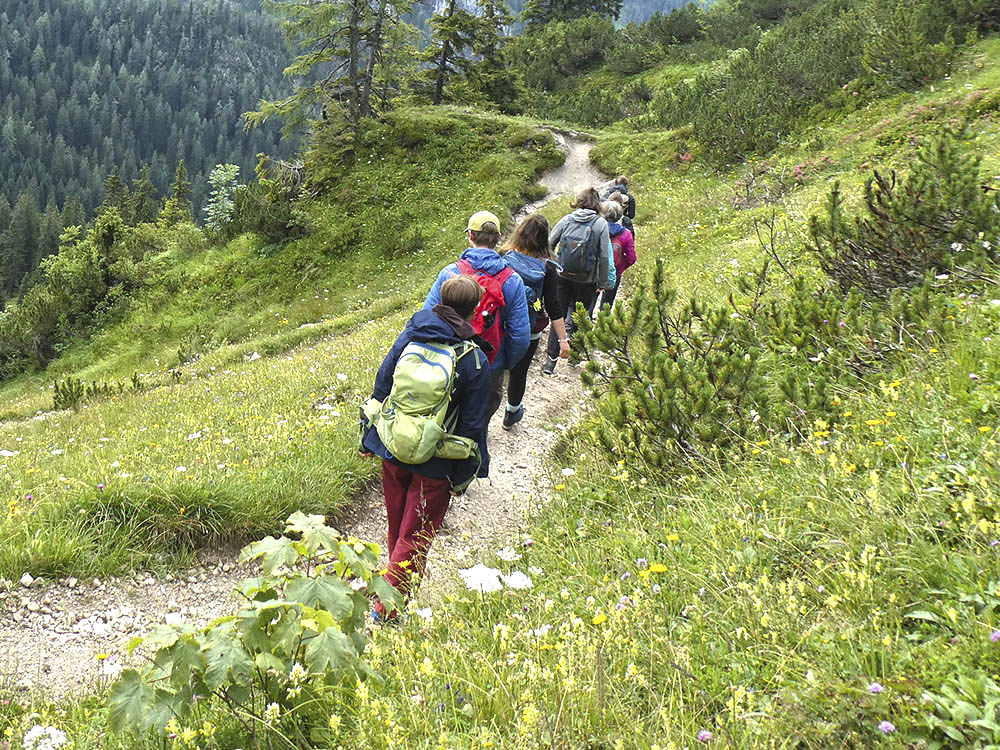 Gruppe auf Wanderweg