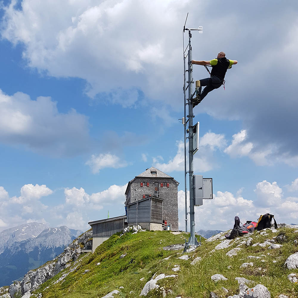 Wartung der automatischen Klimastation am Watzmannhaus