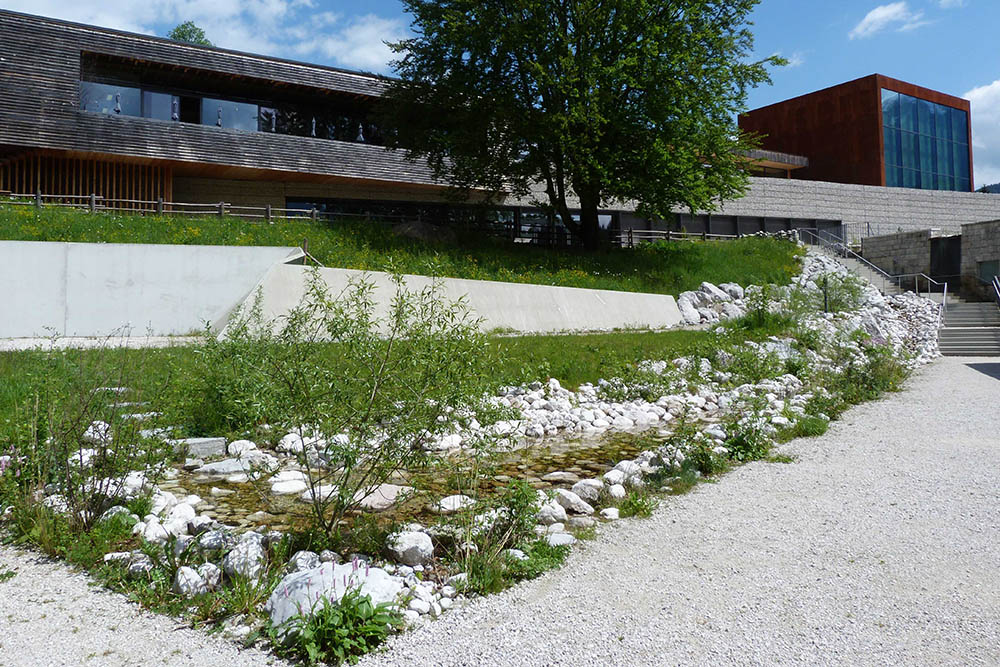 Wasserplatz Außengelände Haus der Berge