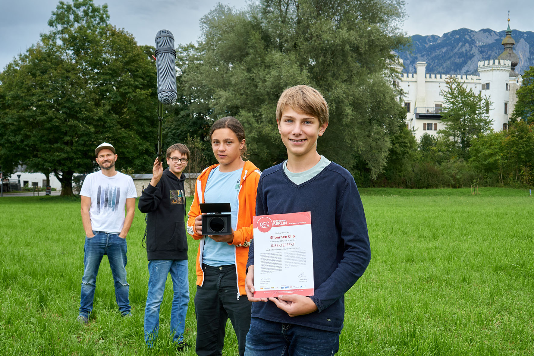 Pressebild: Den 2. Platz in der Kategorie „REC for Kids“ erreichten Kilian Beierl, Emil Schwarzenbacher und Tim Dinter (v.r.) kürzlich beim Filmfestival in Berlin. Ihren Film mit dem Titel „Insekteffekt“ hatten die drei Schüler unter der Leitung von Medienpädagoge Mark Walter (l.) im Rahmen eines Projekts im Nationalpark Berchtesgaden erstellt. Unter 76 eingereichten Filmen musste sich der Film nur einem Beitrag aus Berlin mit dem Titel „Dinosauriergeschichte“ geschlagen geben.