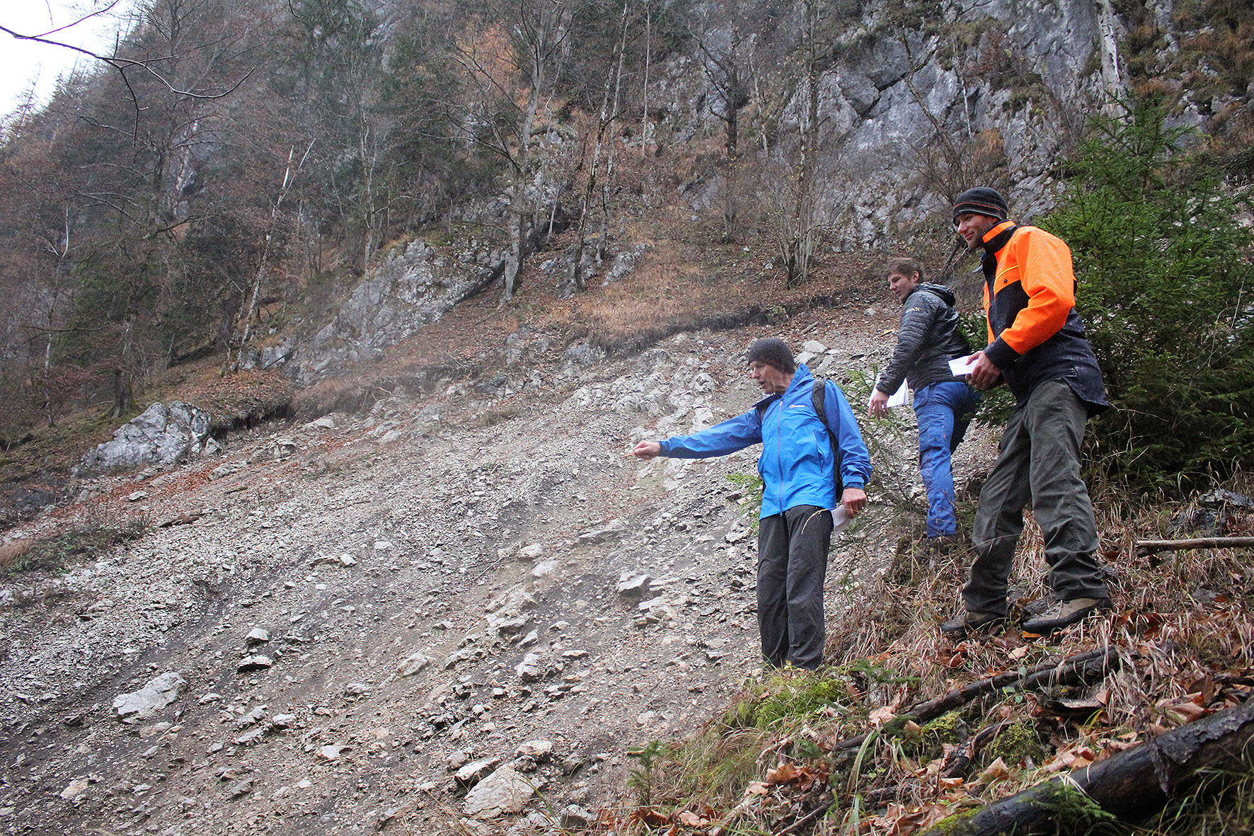 Pressebild: Der Kaunersteig im Nationalpark Berchtesgaden war seit einem Murenabgang im Jahr 2019 gesperrt. Mit Beginn der Wandersaison 2021 soll der Steig wieder frei gegeben werden. Nationalpark-Mitarbeiter Christian Heyer, Markus Lochner und Lorenz Köppl (v.r.) begutachteten die Georisiken auf Basis der so genannten RAGNAR-Methode aus dem alpinen Sicherheitsmanagement. Der steile und teilweise ausgesetzte Kaunersteig führt von Salet am Königssee in zahlreichen Serpentinen zur Regenalm und überwindet dabei rund 900 Höhenmeter.