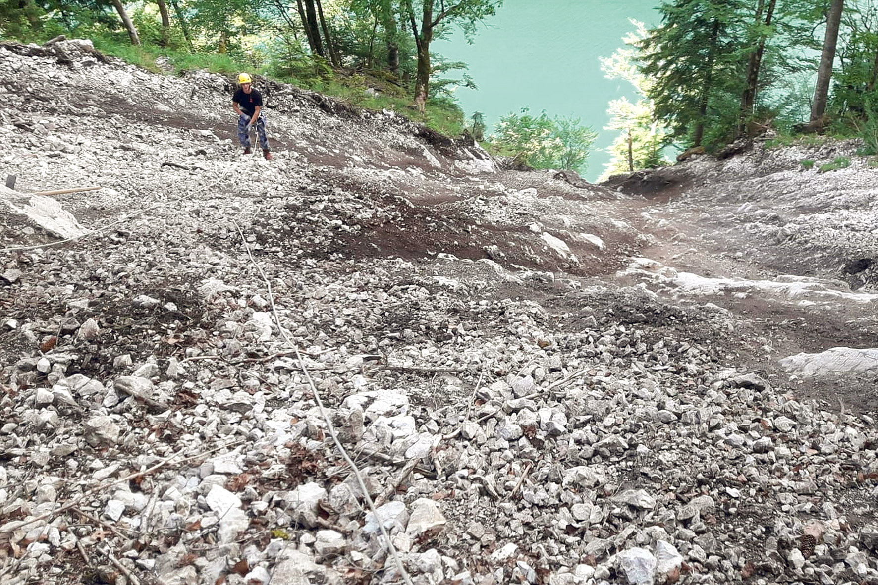 Pressebild: Direkt nach dem Murenabgang am Kaunersteig im Frühjahr 2019 war die Sturzbahn angefüllt mit losem Gesteinsmaterial. Nach mehreren Arbeitseinsätzen der Königssee-Waldarbeiter sowie einigen Starkregen-Ereignissen und Schneefällen, die zusätzlich loses Material zu Tal transportiert haben, hat sich die Situation am Kaunersteig etwas entspannt.