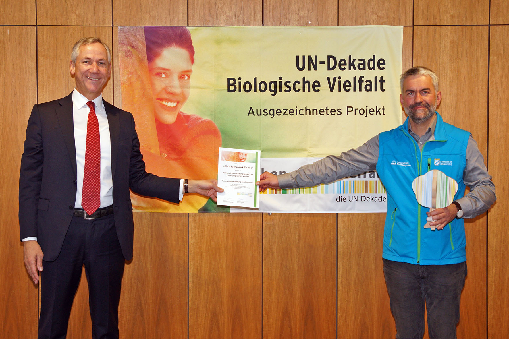 Pressebild: Dr. Christian Barth (l.), Amtschef im Bayerischen Umweltministerium, überreichte die Anerkennung „UN Dekade-Projekt Biologische Vielfalt“ kürzlich an Nationalparkleiter Dr. Roland Baier (r.). Mit der Auszeichnung würdigen die Vereinen Nationen die barrierefreien Bildungsangebote zur biologischen Vielfalt im Nationalpark Berchtesgaden.