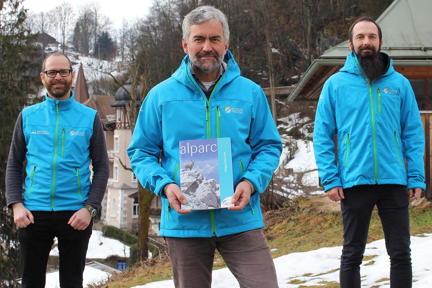 Pressebild: Dr. Roland Baier (Mitte), Leiter des Nationalparks Berchtesgaden, ist alter und neuer Generalsekretär des Netzwerks Alpiner Schutzgebiete ALPARC. Zusammen mit Nationalpark-Forschungsleiter Prof. Dr. Rupert Seidl (l.) und Michael Maroschek (r.), wissenschaftlicher Mitarbeiter im Nationalpark Berchtesgaden, startet Baier aktuelle Forschungsprojekte auf Basis von Satellitendaten in den Alpen.