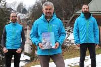 Dr. Roland Baier (Mitte), Leiter des Nationalparks Berchtesgaden, ist alter und neuer Generalsekretär des Netzwerks Alpiner Schutzgebiete ALPARC. Zusammen mit Nationalpark-Forschungsleiter Prof. Dr. Rupert Seidl (l.) und Michael Maroschek (r.), wissenschaftlicher Mitarbeiter im Nationalpark Berchtesgaden, startet Baier aktuelle Forschungsprojekte auf Basis von Satellitendaten in den Alpen.