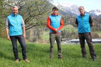 Nationalparkleiter Dr. Roland Baier (l.) und Stellvertreter Ulrich Brendel (r.) heißen Daniel Müller im Nationalpark Berchtesgaden willkommen.