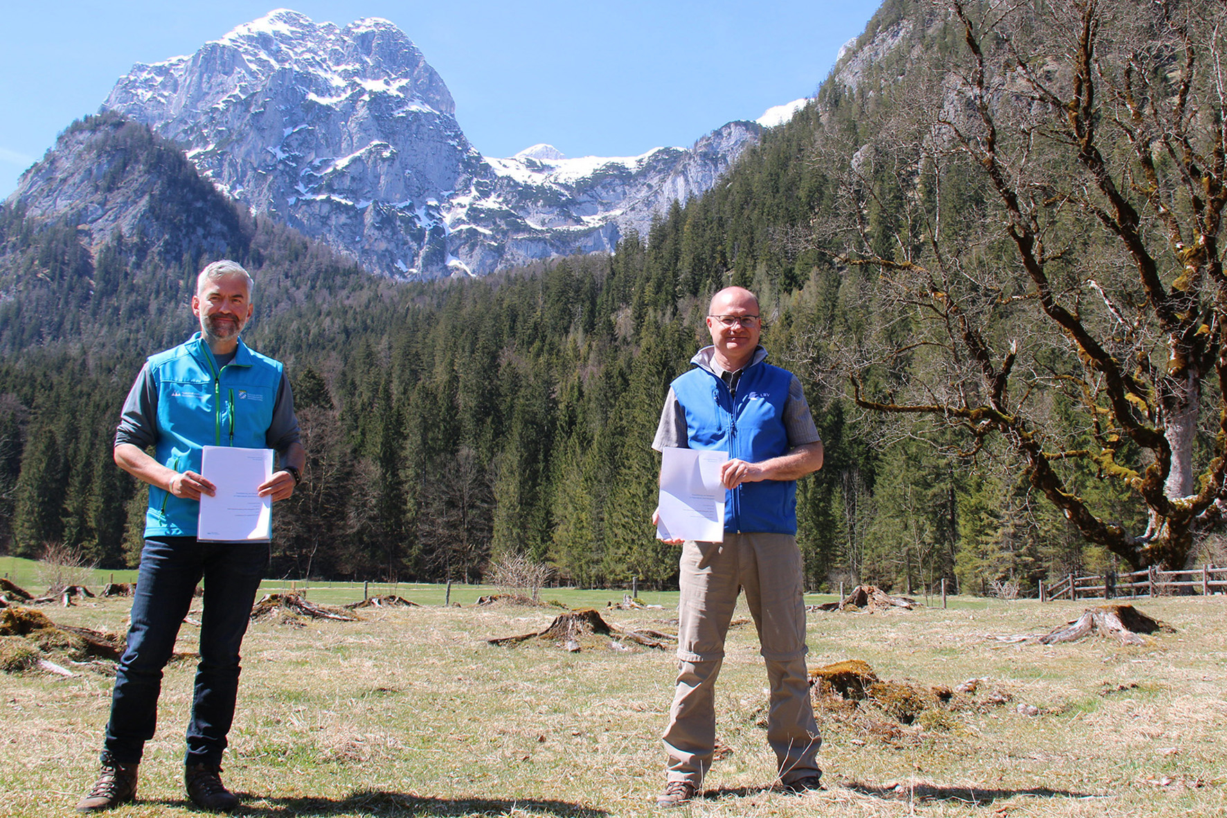 Pressebild: Nationalparkleiter Dr. Roland Baier und LBV-Vorsitzender Norbert Schäffer unterzeichneten an der Nationalpark-Informationsstelle Klausbachhaus eine Kooperationsvereinbarung zur Auswilderung von Bartgeiern im Nationalpark Berchtesgaden.