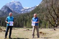 Nationalparkleiter Dr. Roland Baier und LBV-Vorsitzender Norbert Schäffer unterzeichneten an der Nationalpark-Informationsstelle Klausbachhaus eine Kooperationsvereinbarung zur Auswilderung von Bartgeiern im Nationalpark Berchtesgaden.