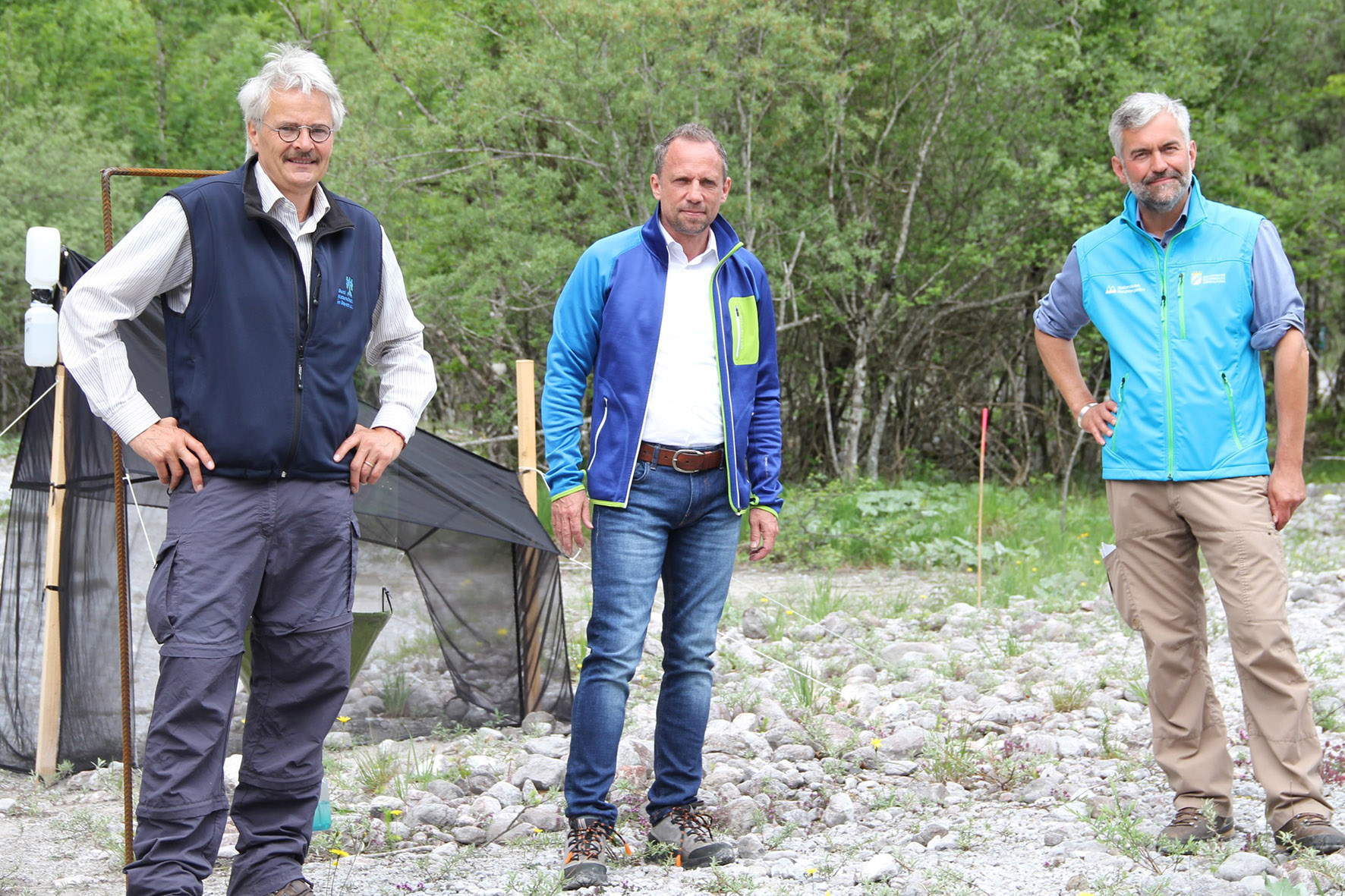 Pressebild: Richard Mergner, Vorsitzender des Bund Naturschutz in Bayern, der Bayerische Umweltminister Thorsten Glauber und Nationalparkleiter Dr. Roland Baier (v.l.) trafen sich anlässlich des Jubiläums „100 Jahre Naturschutzgebiet Königssee“ zu einer Festveranstaltung im Nationalpark Berchtesgaden.