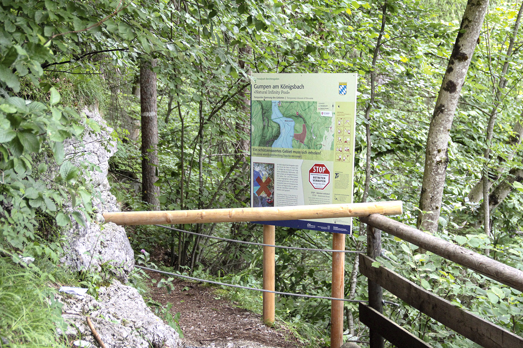 Pressebild: Nationalpark-Mitarbeiter bringen die Beschilderung zur Sperrung des Vegetationsschutzgebiets im Gelände an.