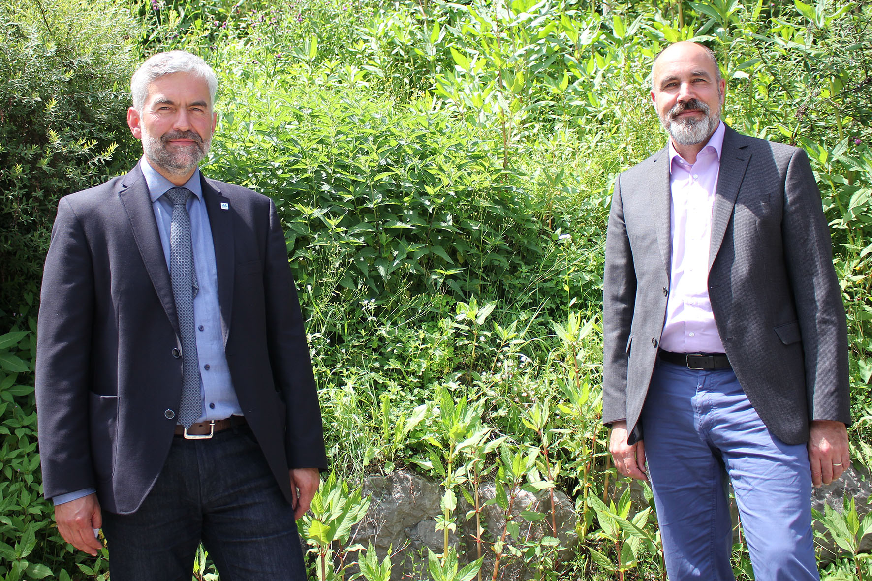 Pressebild: Nationalpark-Leiter Dr. Roland Baier (l.) begrüßte den neuen Leiter des Referats 63 im Bayerischen Umweltministerium, Johannes Pain (r.), bei der Beiratssitzung des Nationalparks Berchtesgaden in Schönau am Königssee.