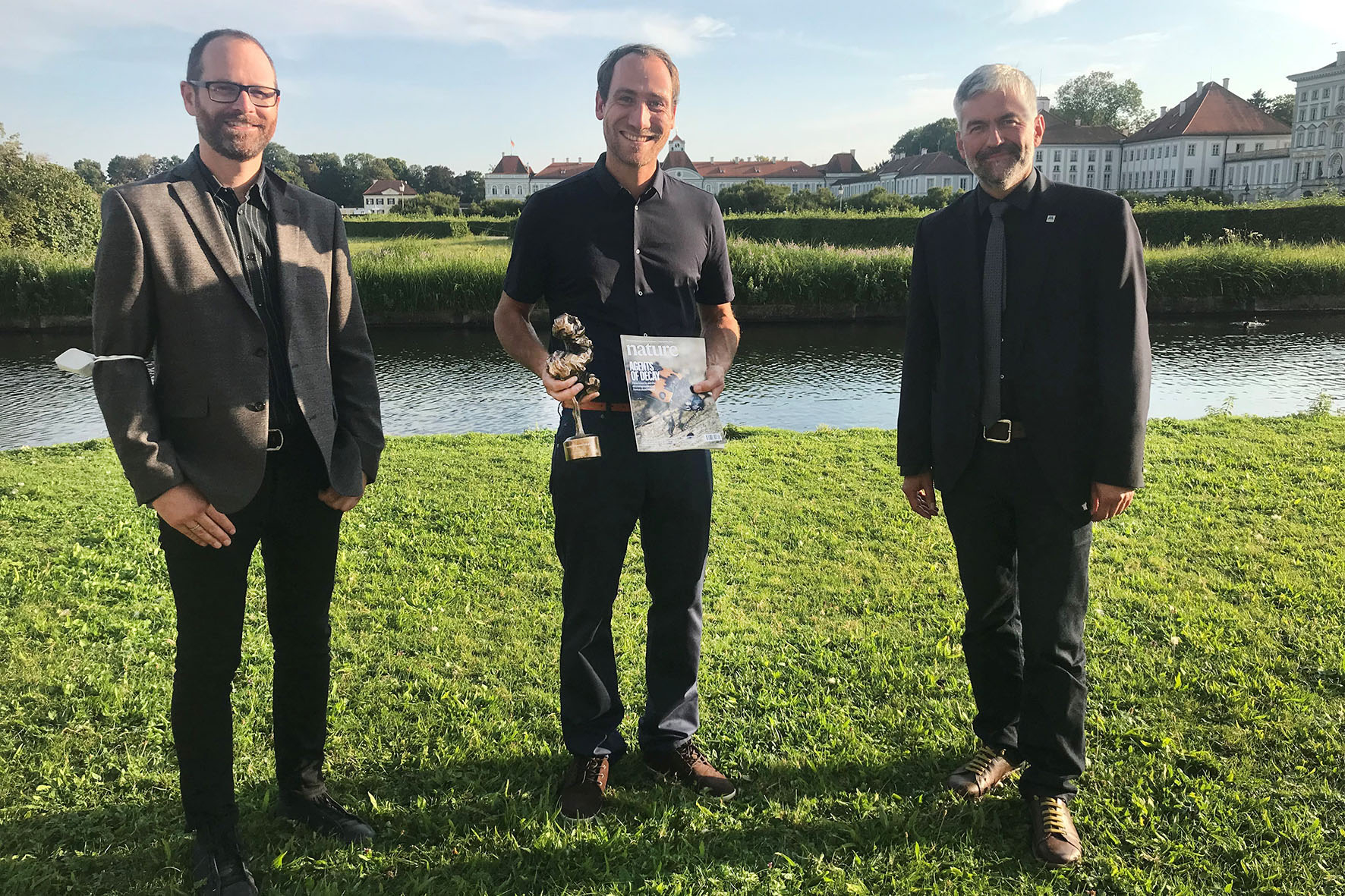 Pressebild: Dr. Sebastian Seibold (Mitte), stellvertretender Leiter des Sachgebiets Forschung und Monitoring im Nationalpark Berchtesgaden, gestern wurde in München mit dem Deutschen Forstwissenschaftspreis ausgezeichnet. Nationalpark-Leiter Dr. Roland Baier (r.) und Nationalpark-Forschungsleiter Prof. Dr. Rupert Seidl (l.) zählten zu den ersten Gratulanten.