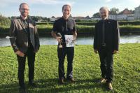 Dr. Sebastian Seibold (Mitte), stellvertretender Leiter des Sachgebiets Forschung und Monitoring im Nationalpark Berchtesgaden, gestern wurde in München mit dem Deutschen Forstwissenschaftspreis ausgezeichnet. Nationalpark-Leiter Dr. Roland Baier (r.) und Nationalpark-Forschungsleiter Prof. Dr. Rupert Seidl (l.) zählten zu den ersten Gratulanten.