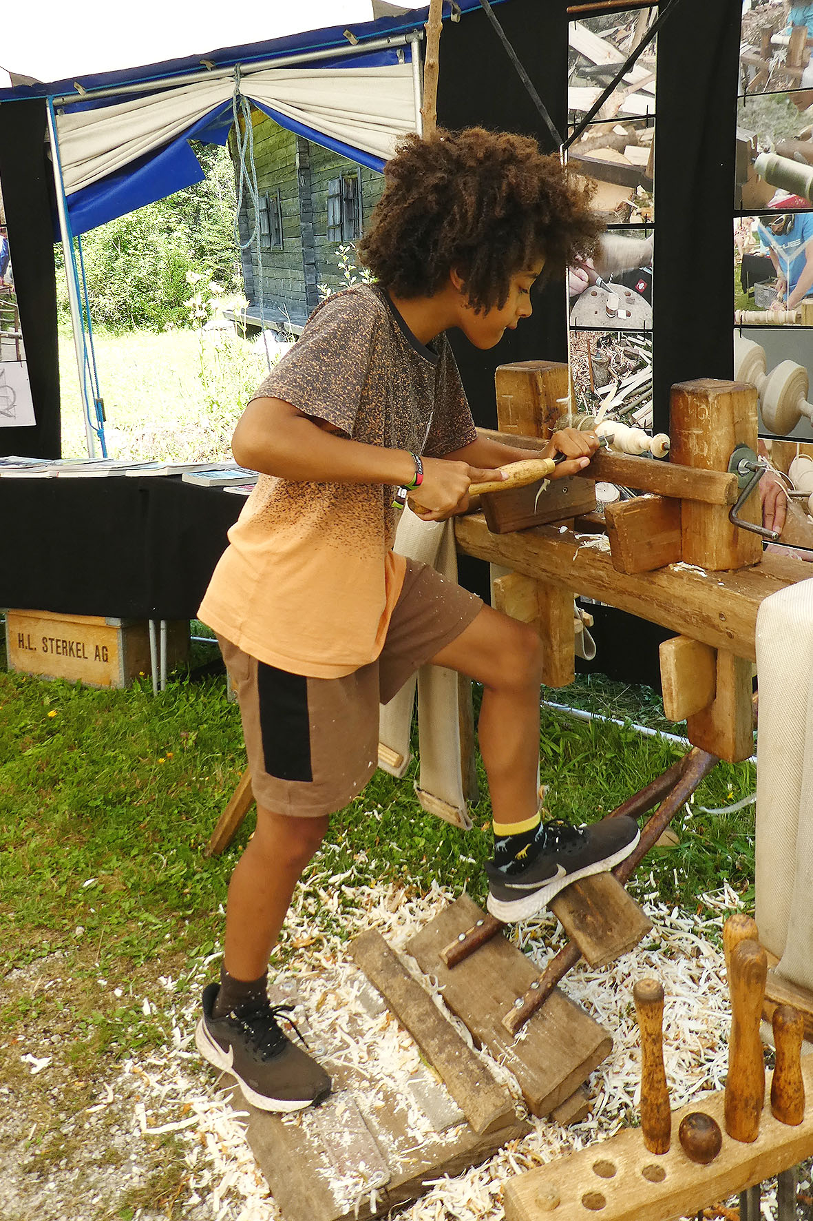 Pressebild: Die Arbeit im sogenannten „Grünholzmobil“ in der Nationalpark-Informationsstelle „Klausbachhaus“ forderte von den Kindern höchste Aufmerksamkeit und Konzentration.