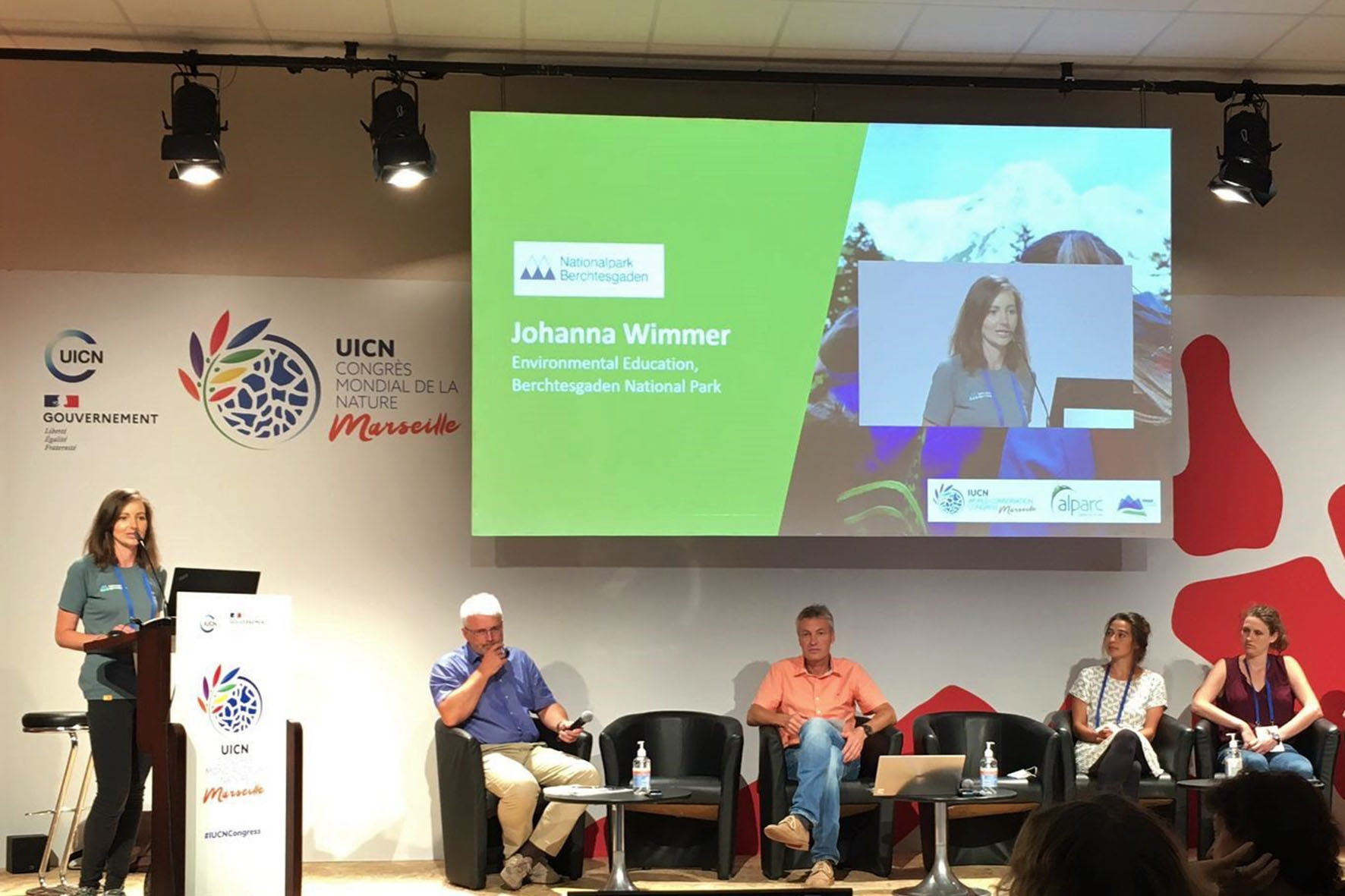 Pressebild: Nationalpark-Mitarbeiterin Johanna Wimmer (l.) vertrat den Nationalpark Berchtesgaden beim IUCN „World Conservation Congress“ (Weltnaturschutzkongress) im französischen Marseille.