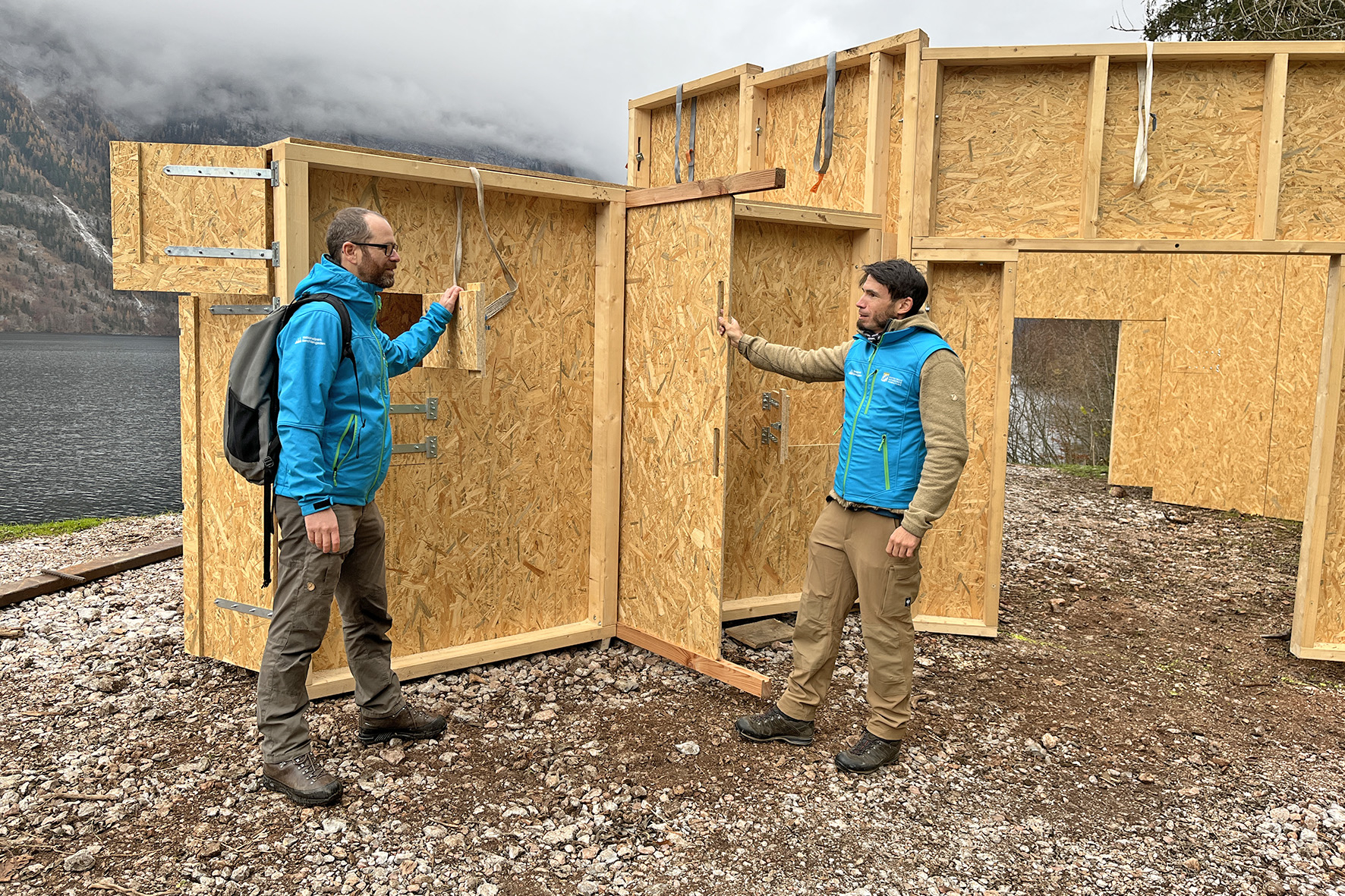 Pressebild: Im Nationalpark Berchtesgaden startet ein neues Forschungsprojekt zu Interaktionen von Huftieren mit ihrer Umwelt. Nationalparkleiter-Stellvertreter und Sachgebietsleiter Parkmanagement, Daniel Müller (r.) sowie Forschungsleiter Prof. Rupert Seidl (l.) testen beim Aufbau der Fangvorrichtung zur Besenderung von Rotwild am Königssee die Funktionalitäten der neuen Anlage.