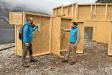 Im Nationalpark Berchtesgaden startet ein neues Forschungsprojekt zu Interaktionen von Huftieren mit ihrer Umwelt. Nationalparkleiter-Stellvertreter und Sachgebietsleiter Parkmanagement, Daniel Müller (r.) sowie Forschungsleiter Prof. Rupert Seidl (l.) testen beim Aufbau der Fangvorrichtung zur Besenderung von Rotwild am Königssee die Funktionalitäten der neuen Anlage.