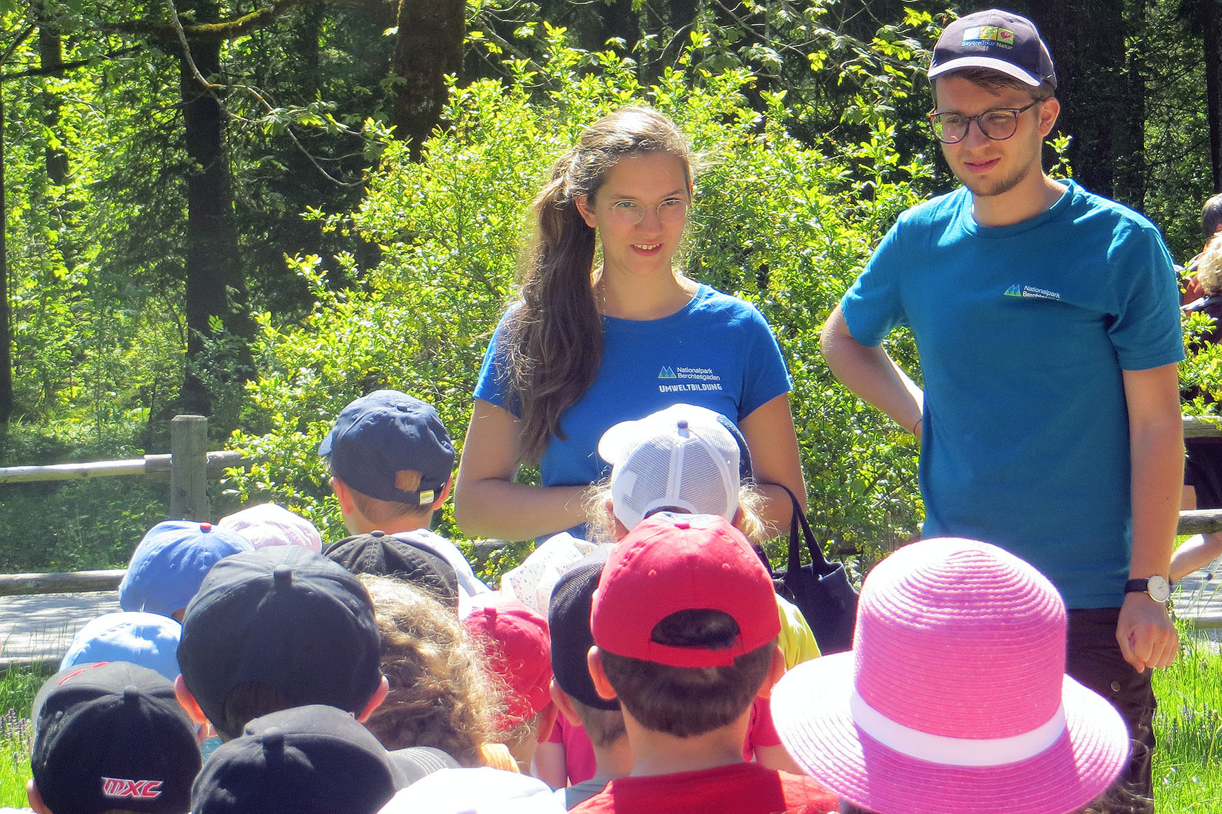 Pressebild: Kindern und Erwachsenen die Naturgeheimnisse des Nationalparks näherbringen und wichtige Erfahrungen sammeln für das Berufsleben: Studentinnen und Studenten aller Fachrichtungen können sich ab sofort für ein Praktikum im Sommer 2022 im Nationalpark Berchtesgaden bewerben.