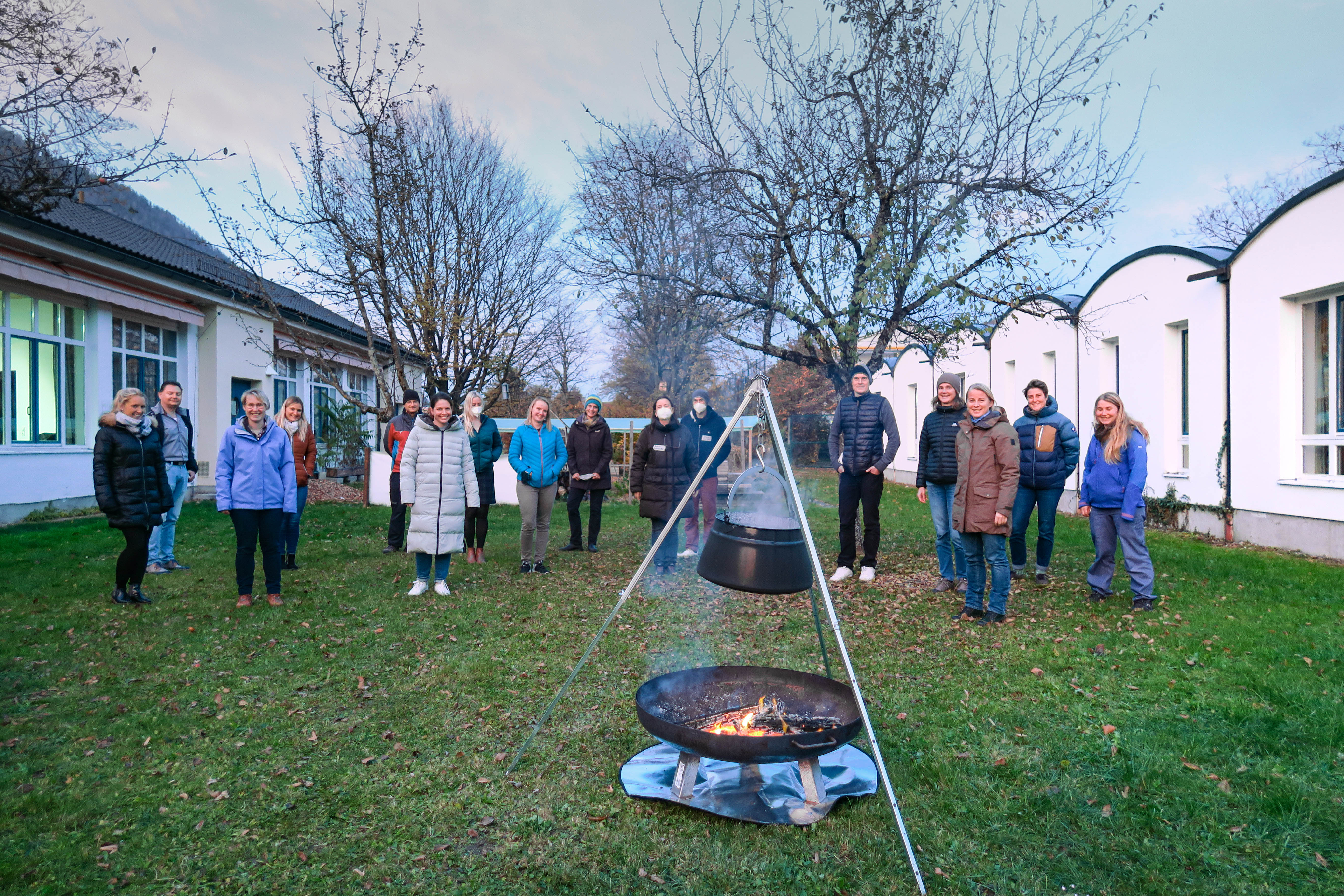 Pressebild: Vertreterinnen und Vertreter verschiedener Schularten und Mitarbeitende der Verwaltungsstellen des Nationalparks Berchtesgaden sowie der Biosphärenregion Berchtesgadener Land beim ersten Arbeitsgruppentreffen des Partnerschulprojekts (Copyright: Biosphärenregion Berchtesgadener Land / Nationalpark Berchtesgaden)