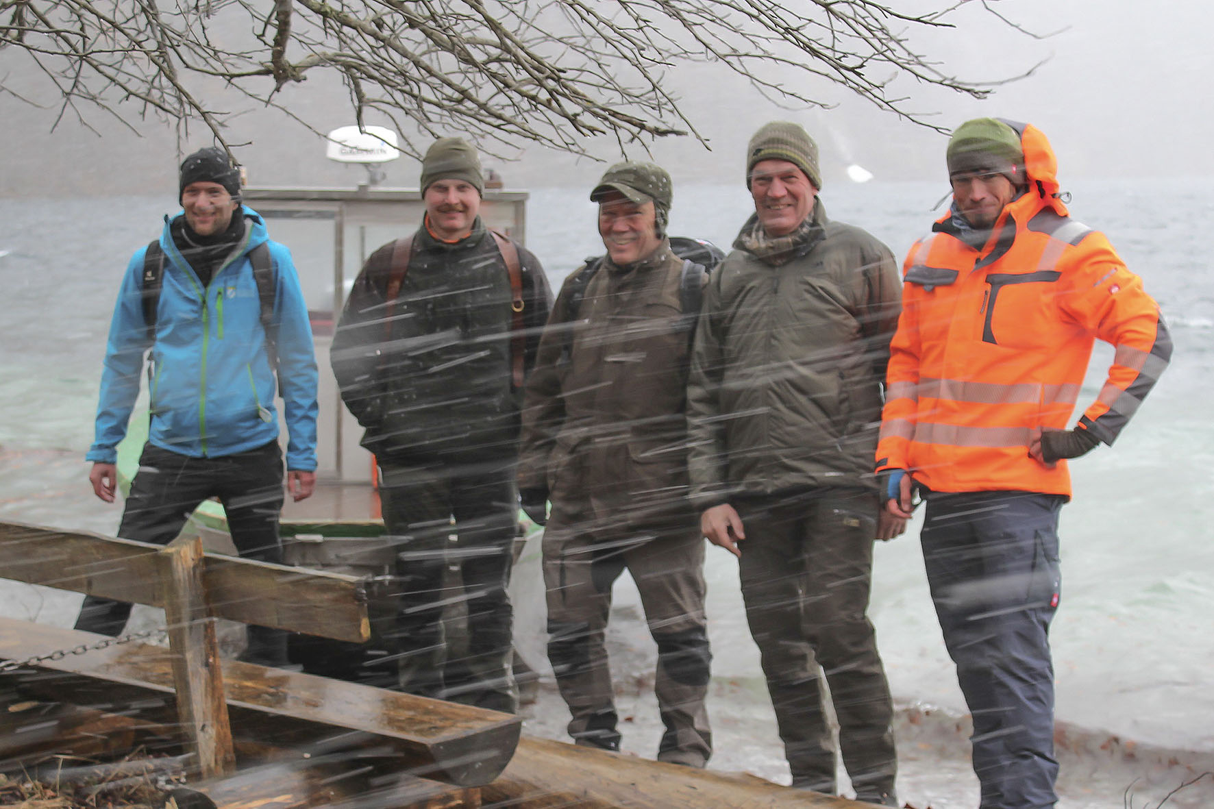 Pressebild: Daniel Müller, stellvertretender Nationalparkleiter (r.) und Funktionalförster Christian Heyer (l.) informierten den Vorstand der Kreisgruppe Berchtesgadener Land des Bayerischen Jagdverbandes, Hans Berger (2.v.r.) sowie seine Stellvertreter Werner Schmölzl (Mitte) und Max Neudecker (2.v.l.) über das laufende Projekt zur Besenderung von Rotwild im Nationalpark. Nicht im Bild: Alfons Leitenbacher, Behördenleiter im Amt für Ernährung, Landwirtschaft und Forsten in Traunstein.