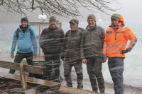 Daniel Müller, stellvertretender Nationalparkleiter (r.) und Funktionalförster Christian Heyer (l.) informierten den Vorstand der Kreisgruppe Berchtesgadener Land des Bayerischen Jagdverbandes, Hans Berger (2.v.r.) sowie seine Stellvertreter Werner Schmölzl (Mitte) und Max Neudecker (2.v.l.) über das laufende Projekt zur Besenderung von Rotwild im Nationalpark. Nicht im Bild: Alfons Leitenbacher, Behördenleiter im Amt für Ernährung, Landwirtschaft und Forsten in Traunstein.