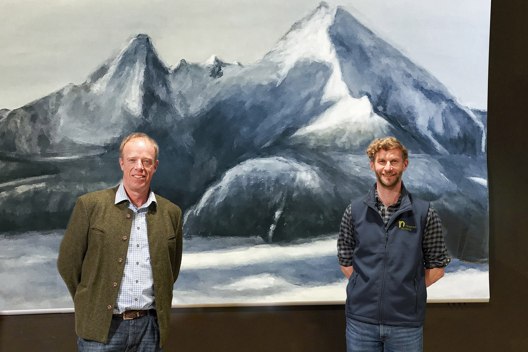 Pressebild: Nationalparkleiter-Stellvertreter Ulrich Brendel (l.) begrüßte als Referenten des dritten Vortrags der Winter-Vortragsreihe zum Thema „Abenteuer Auswilderung“ den biologischen Leiter des Tiergartens Nürnberg, Jörg Beckmann (r.).