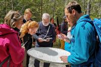 Die traditionelle Fortbildung der Wanderführerinnen und Wanderführer im Nationalpark Berchtesgaden stand in diesem Jahr unter dem Motto „Insekten – unbekannte Vielfalt“. Nationalpark-Co-Forschungsleiter Dr. Sebastian Seibold (r.) zeigte den Teilnehmenden, wie man Insekten richtig fängt und bestimmt.