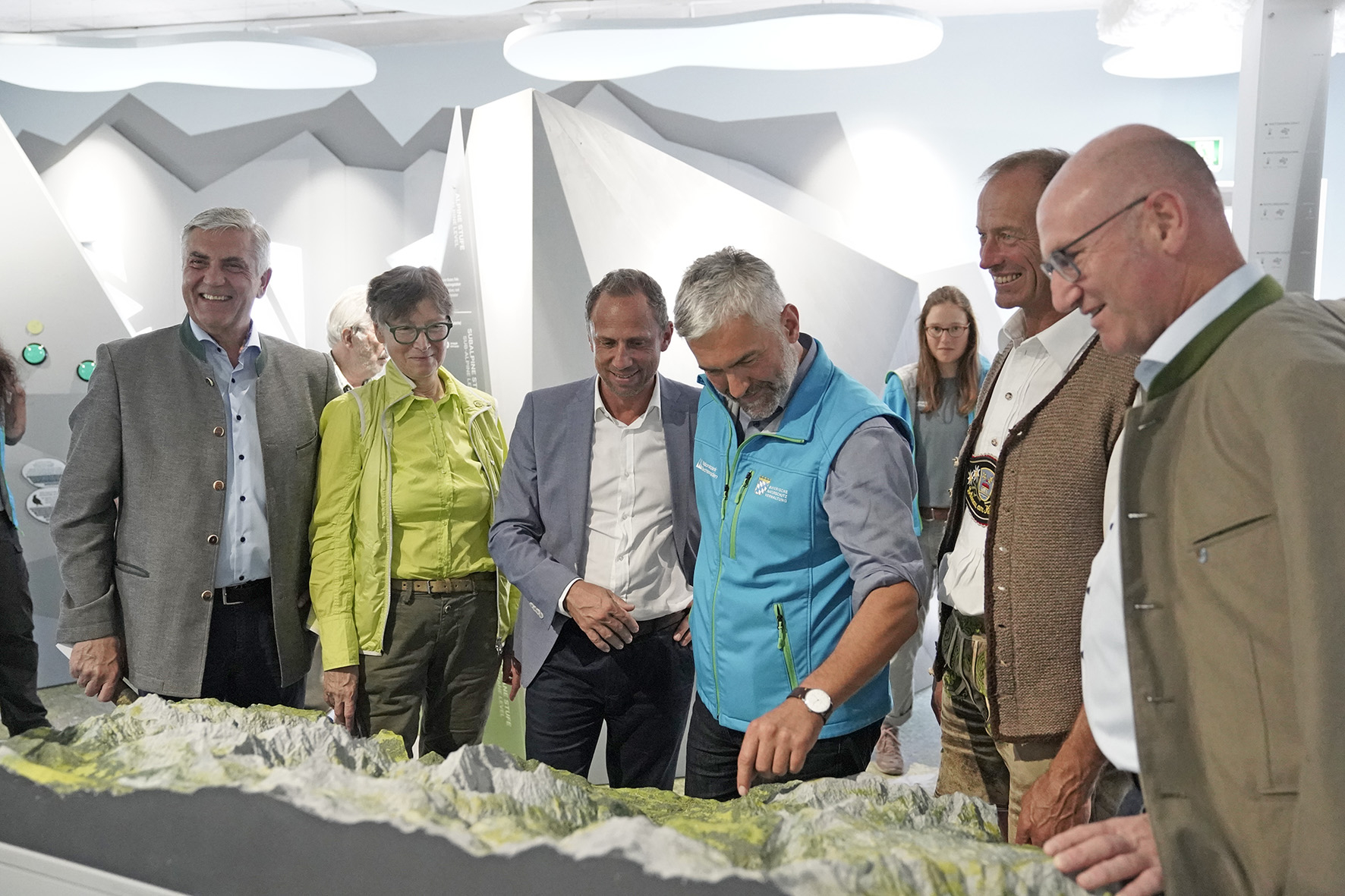 Pressebild: Bei der Eröffnung der neuen Nationalpark-Ausstellung in der Jenner-Bergstation (v.l.): Peter Hettegger, Berchtesgadener Bergbahn AG; Rita Poser, Bund Naturschutz; Umweltminister Thorsten Glauber; Nationalparkleiter Dr. Roland Baier; Hannes Rasp, Bürgermeister Schönau am Königssee und BGL-Landrat Bernhard Kern.