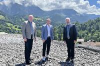 Der Bayerische Umweltminister Thorsten Glauber (Mitte) leitete die 50. Sitzung des Nationalparkbeirats im "Haus der Berge" in Berchtesgaden. Nationalparkleiter Dr. Roland Baier (r.) stellte den ausführlichen Tätigkeitsbericht für das Jahr 2021 vor und informierte die rund 30 Beirätinnen und Beiräte, darunter auch BGL-Landrat Bernhard Kern (l.), über laufende und geplante Aktivitäten im Schutzgebiet.