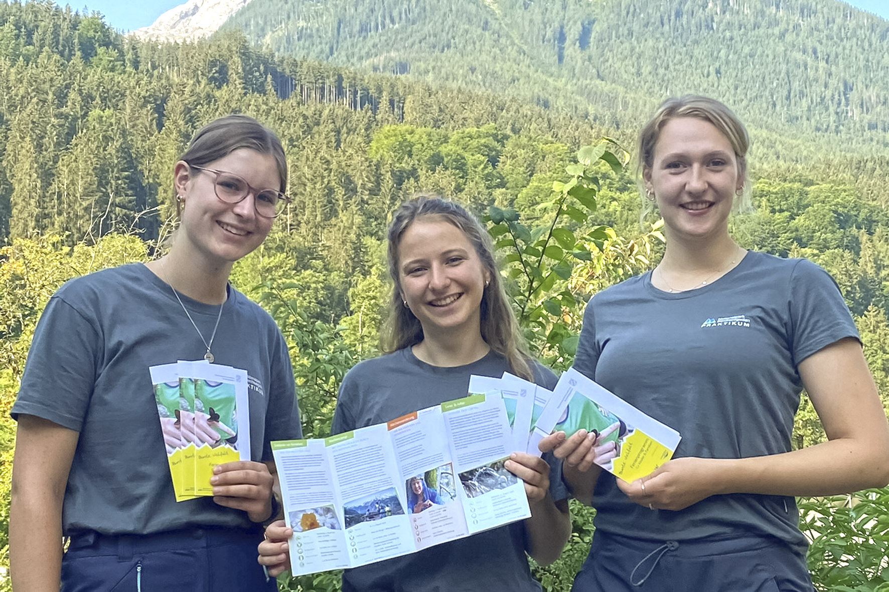 Pressebild: Die Commerzbank-Umweltpraktikantinnen des Nationalparks Emilia Polz (v.l.), Lena Jäger und Cathrin Basche bei der Auslieferung der druckfrischen Ferienprogramme.