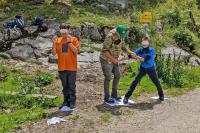 Spielerisch die Natur kennen lernen, eindrucksvolle Erlebnisse in den Bergen sammeln und persönlich aktiv werden: Beim internationalen Projekt „Youth at the top“ erkunden Jugendliche alpenweit die Natur und machen körperliche, menschliche, kulturelle und künstlerische Erfahrungen in den Bergen. Im Nationalpark Berchtesgaden machten sich in diesem Jahr elf Jugendliche zusammen mit dem Nationalpark-Umweltbildungsteam auf den Weg zur Gotzenalm.