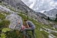 Mitarbeiterinnen und Mitarbeiter des Nationalparks haben zwischen Juni und Oktober rund 47 Kilometer alpine und hochalpine Steige auf dem Hauptwegenetz des Nationalparks frisch markiert. Auch am Zustieg zum Teufelshorn wurden die alten Markierungen durch neue in kräftigem Rot und Weiß ersetzt.