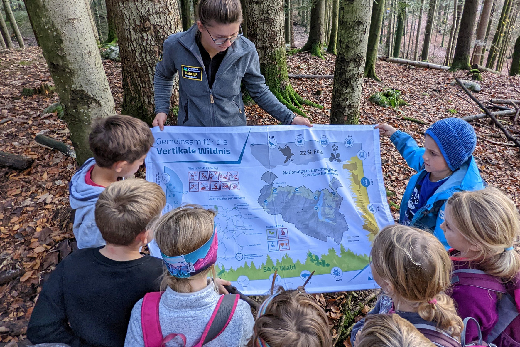 Pressebild: Die „Dr. Heinz und Maria Loewe-Stiftung“ mit Sitz in Bischofswiesen fördert seit vielen Jahren die Bildungsarbeit im Nationalpark Berchtesgaden. Auch die neuen „Nationalpark-Banner“ für die Bildungsarbeit im Gelände konnten mit der finanziellen Unterstützung der Stiftung umgesetzt werden.