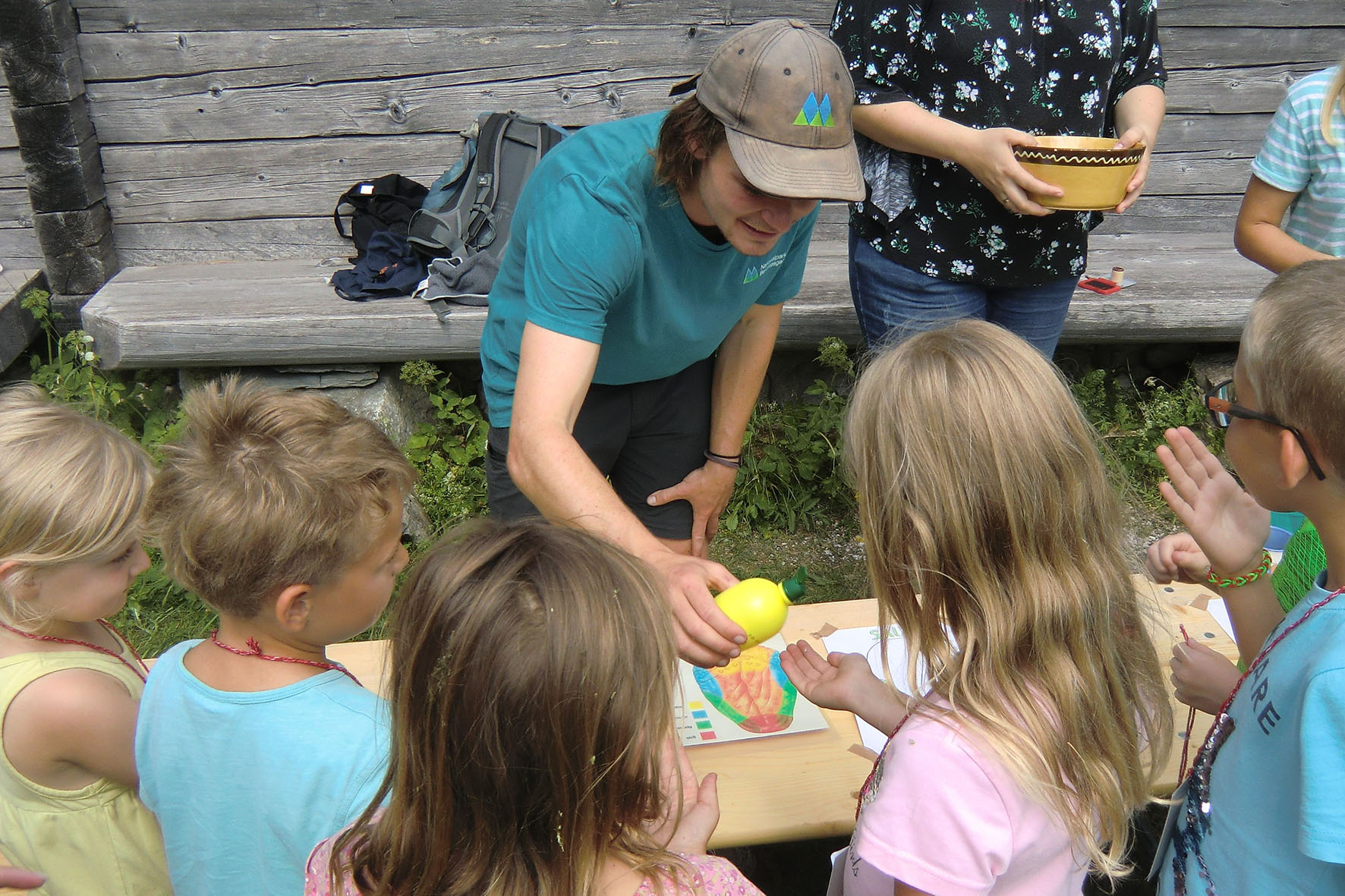 Pressebild: Kindern und Erwachsenen die Naturgeheimnisse des Nationalparks näherbringen und wichtige Erfahrungen sammeln für das spätere Berufsleben: Studentinnen und Studenten aller Fachrichtungen können sich ab sofort für das Commerzbank-Umweltpraktikum im Sommer 2023 im Nationalpark Berchtesgaden bewerben.