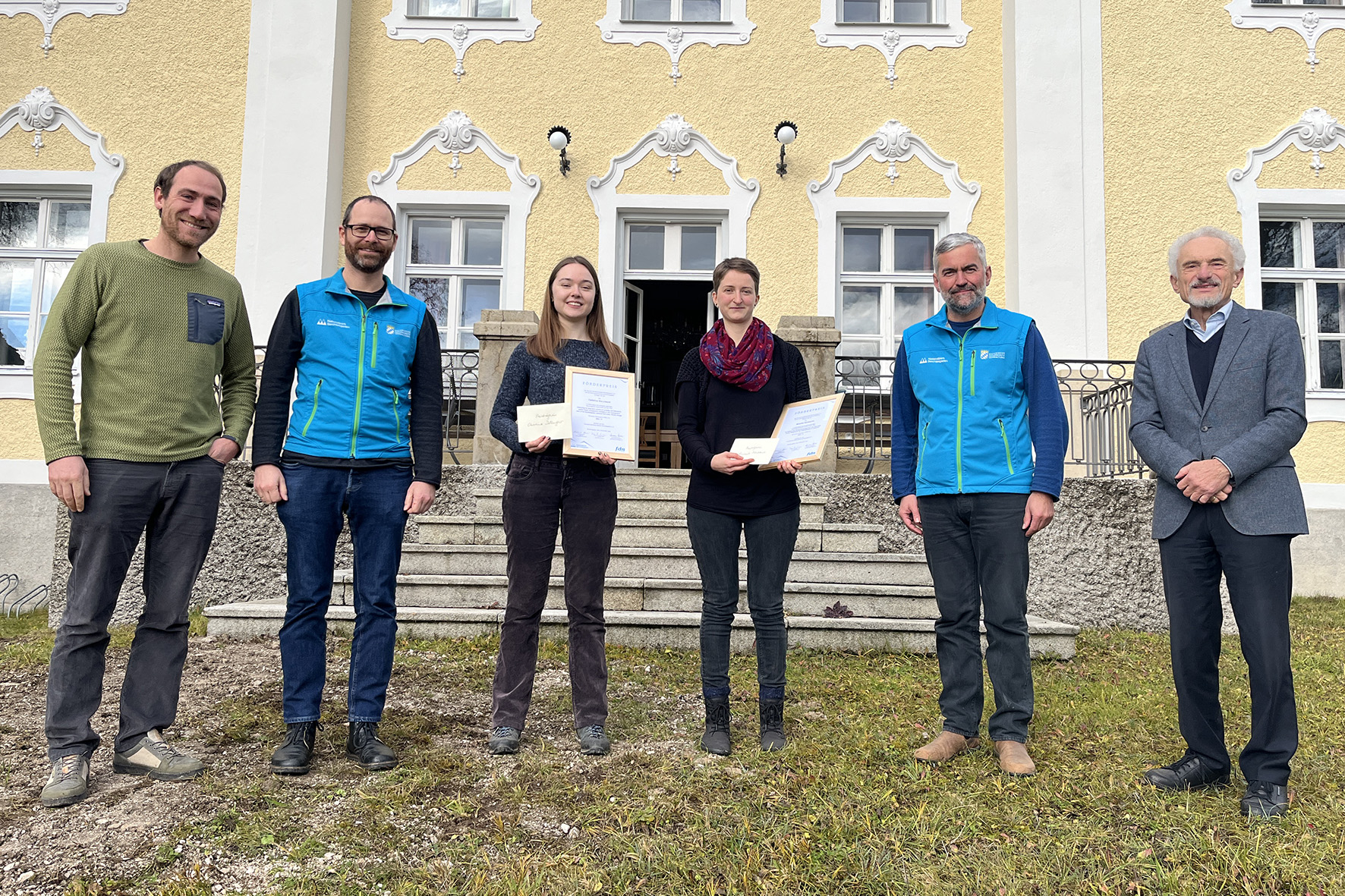 Pressebild: Die Studentinnen Christina Dollinger (3.v.l.) und Antonia Neubauer (3.v.r.) erhielten für ihre herausragenden Abschlussarbeiten die ersten, von der Nationalparkverwaltung und dem Verein der Freunde des Nationalparks e.V. vergebenen Förderpreise für den wissenschaftlichen Nachwuchs. Die Preisgelder im Wert von 500 Euro für die Masterarbeit von Frau Dollinger und 300 Euro für die Bachelorarbeit von Frau Neubauer überreichten der Vorsitzende des Vereins der Freunde des Nationalparks e.V., Dr. Hermann Amann, und Nationalparkleiter Dr. Roland Baier (v.r.) sowie die Nationalpark-Forschungsleiter Dr. Sebastian Seibold und Prof. Rupert Seidl (v.l.).