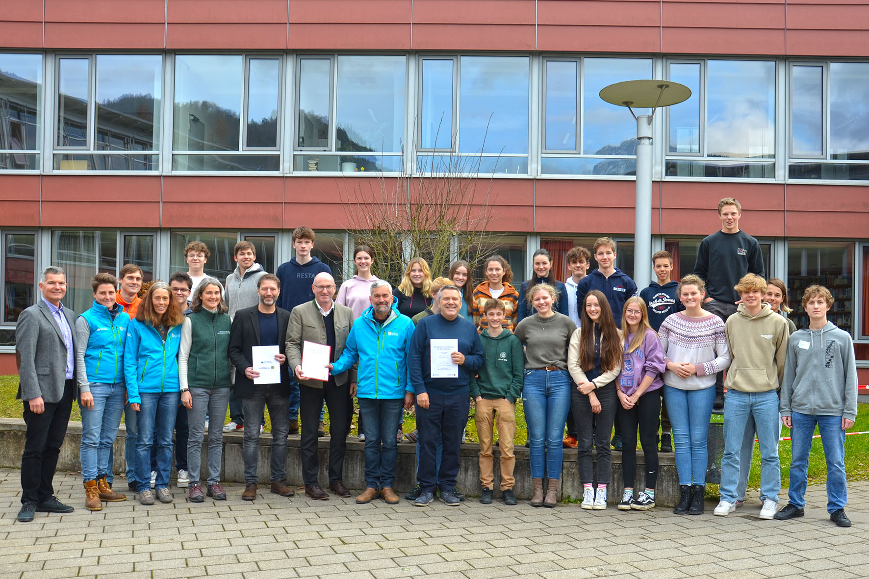 Pressebild: Unterzeichnung der Kooperationsvereinbarung am Gymnasium Berchtesgaden mit Landrat Bernhard Kern, Nationalpark-Leiter Dr. Roland Baier, Dr. Peter Loreth, Leiter der Verwaltungsstelle der Biosphärenregion Berchtesgadener Land und Schulleiter Andreas Schöberl.