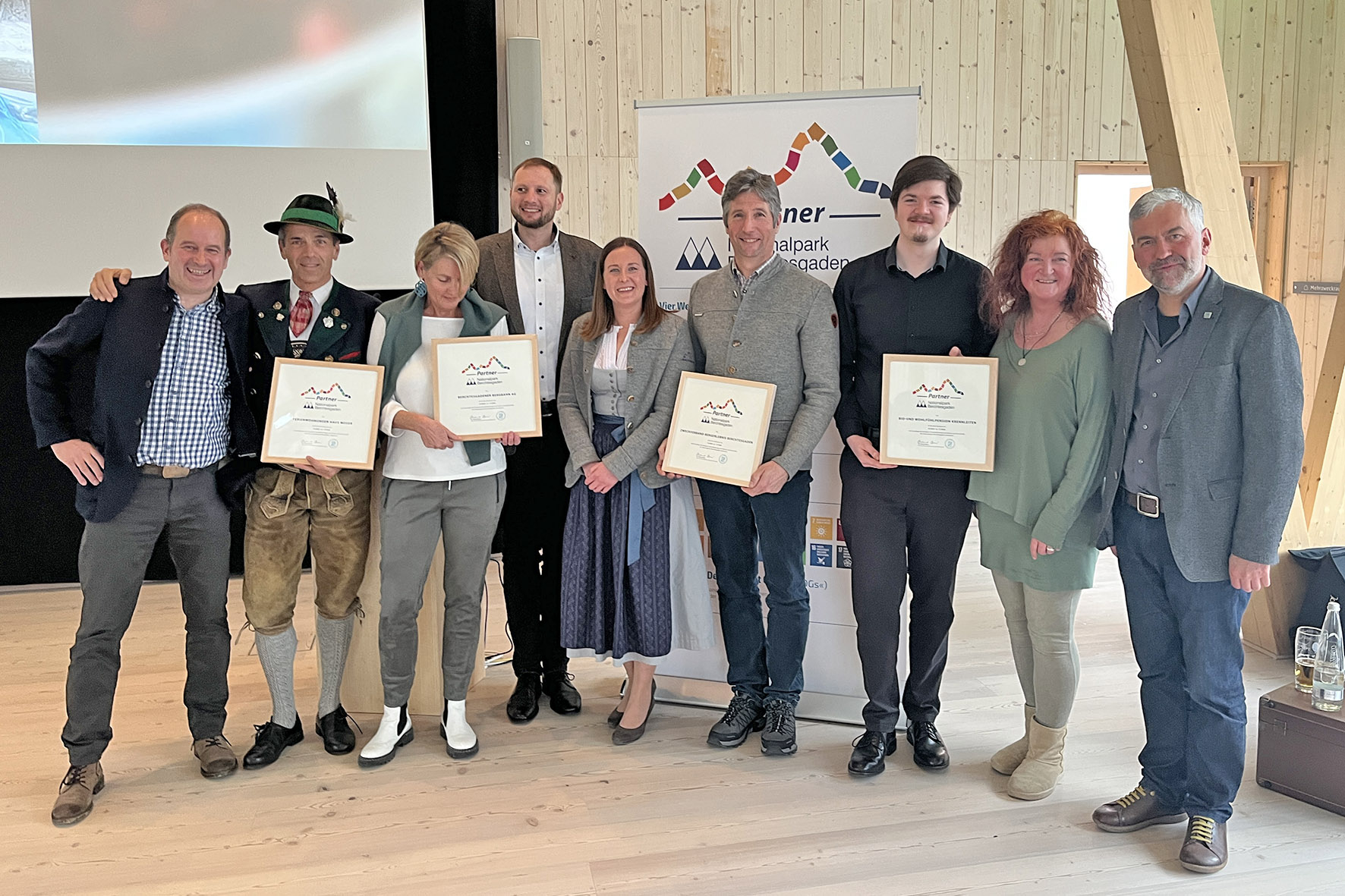 Pressebild: Beim ersten, offiziellen Treffen der Nationalpark-Partnerinitiative im Kulturhof Stanggass zeichneten Nationalparkleiter Dr. Roland Baier (r.) und Oliver Pohl, Umweltmanager der Nationalparkverwaltung (l.), vier neue Betriebe aus.