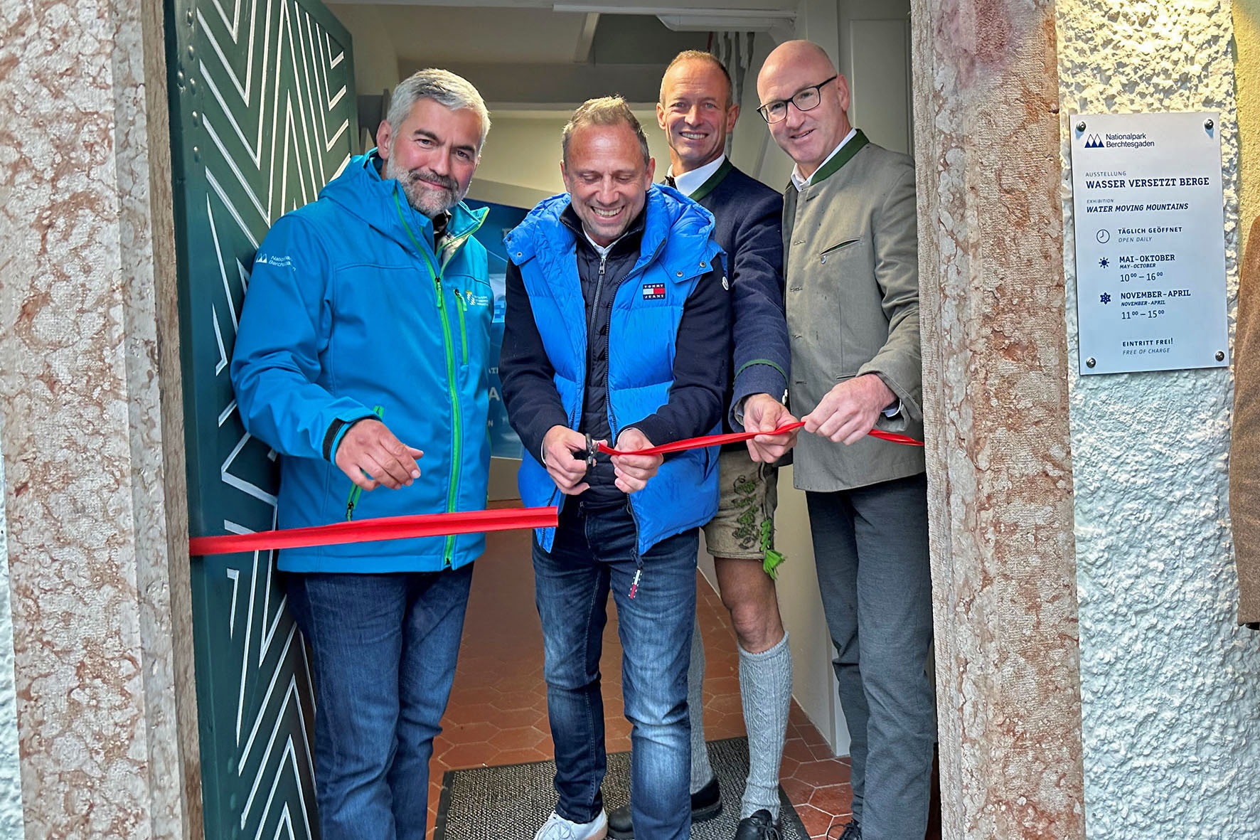 Pressebild: Bildnachweis: Nationalpark BerchtesgadenDer Bayerische Umweltminister Thorsten Glauber (2.v.l.) eröffnete heute mit Nationalparkleiter Dr. Roland Baier (l.), Hannes Rasp, Bürgermeister Schönau am Königssee (2.v.r.) sowie Landrat Bernhard Kern (r.) die neue Nationalpark-Informationsstelle auf St. Bartholomä am Königssee.