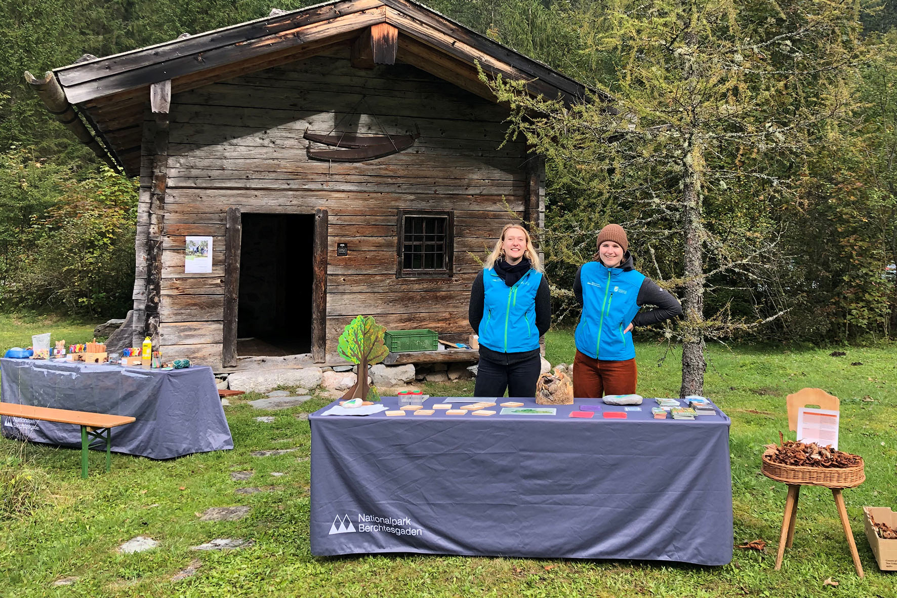 Pressebild: Kindern und Erwachsenen die Naturgeheimnisse des Nationalparks näherbringen und wichtige Erfahrungen sammeln für das spätere Berufsleben: Studentinnen und Studenten aller Fachrichtungen können sich ab sofort für das Commerzbank-Umweltpraktikum 2024 im Nationalpark Berchtesgaden bewerben.