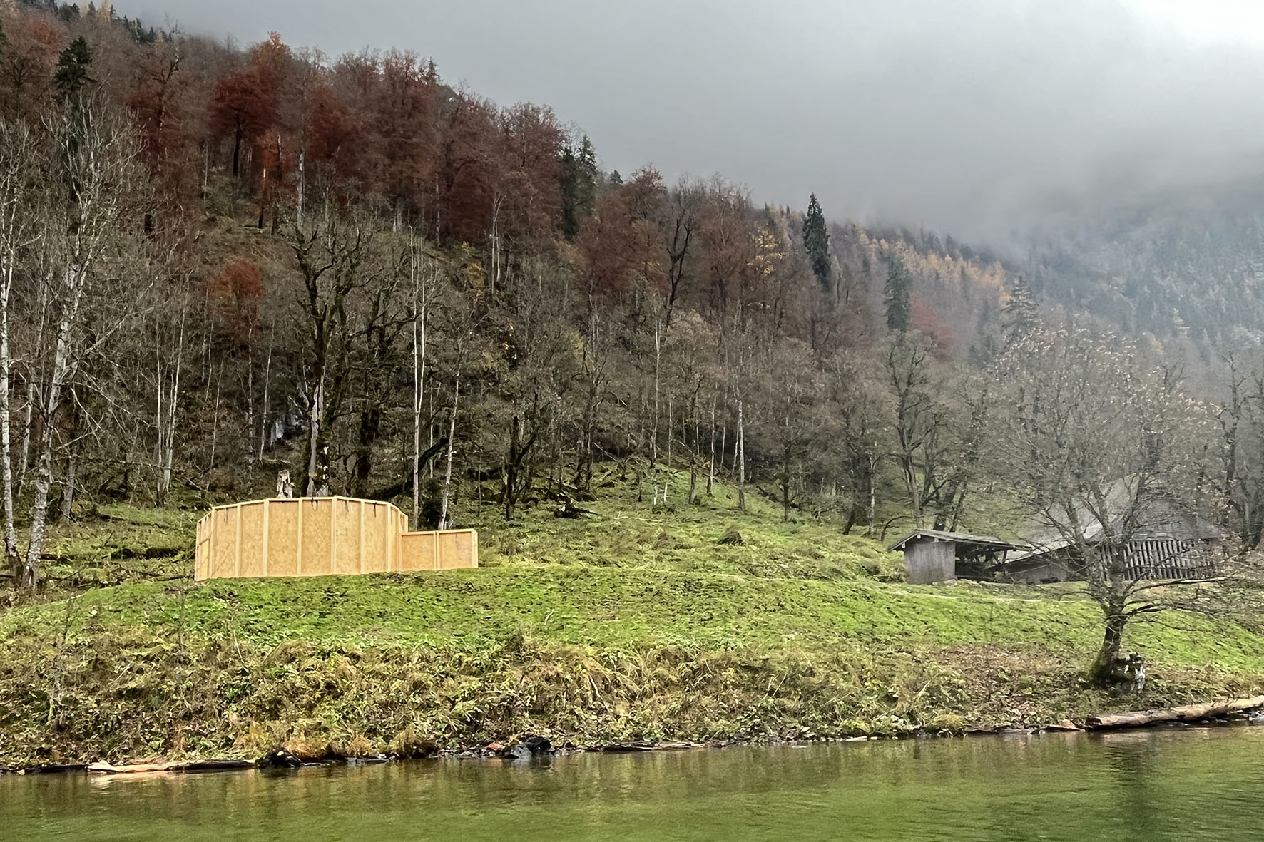 Pressebild: Das Forschungsprojekt mit Besenderung von Rotwild am Königssee geht in die zweite Phase. Mit dem Eintreffen der besenderten Tiere in den Winterfütterungen werden die Sender per Fernauslösung entfernt. Das Forscherteam liest dann die Daten aus und wartet die Sender. Anschließend sollen zehn weibliche Stück Rotwild erneut besendert werden. Dazu bauen Nationalparkmitarbeiter in den nächsten Tagen die bewährte Fanganlage in der Fütterung Reitl wieder auf.