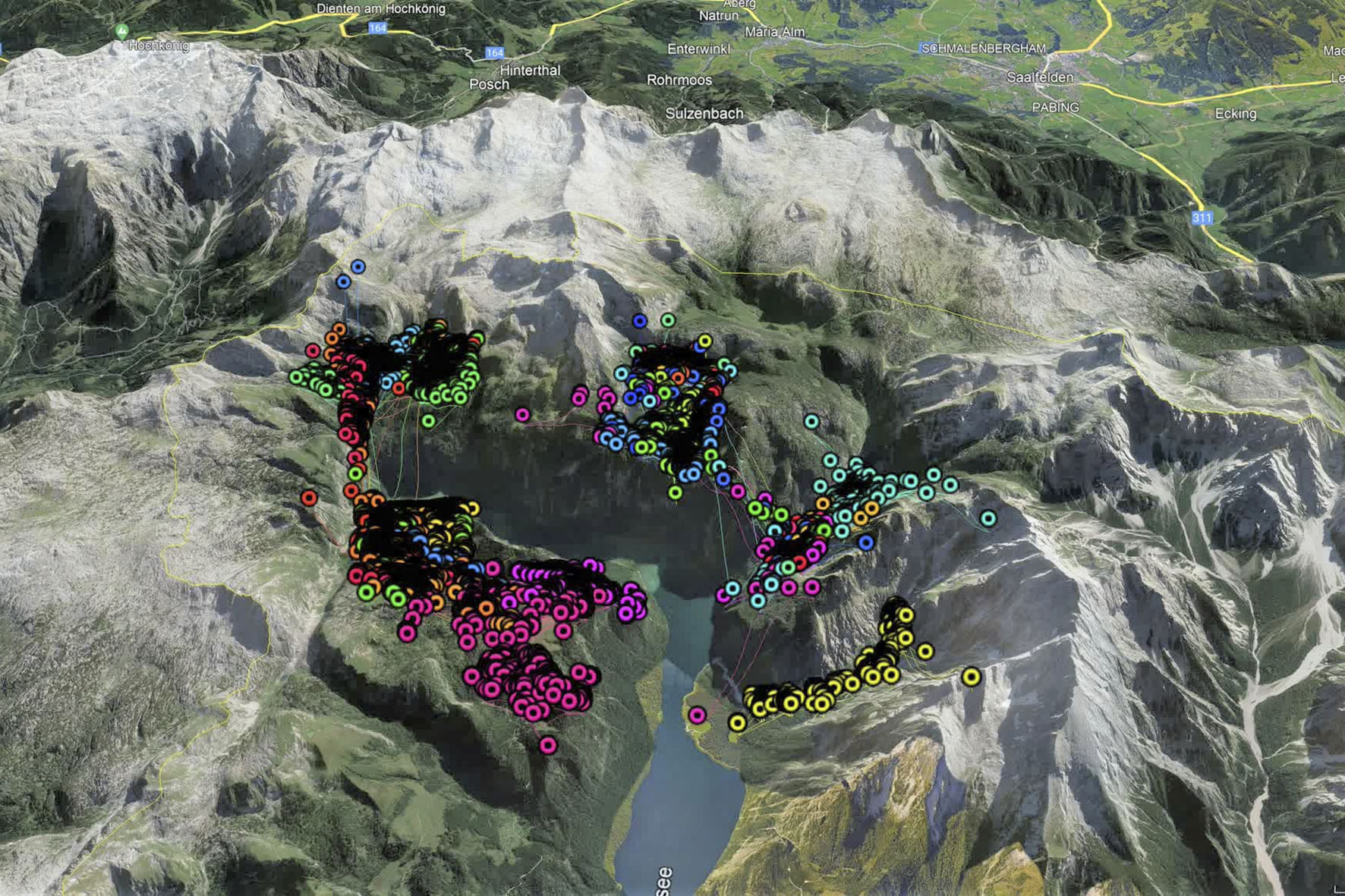 Pressebild: Die Karte zeigt die Bewegungsmuster aller 30 besenderten Hirschkühe in den Sommermonaten des Jahres 2022. Die Positionsdaten der Tiere wurden zwei Jahre lang stündlich per GPS übertragen. Dr. Rudolf Reiner und sein Team werden nun die gewonnenen Daten detailliert auswerten und interpretieren. Die Ergebnisse werden veröffentlicht.