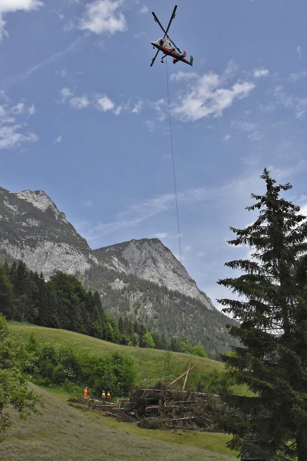Pressebild: Hubschraubereinsatz zur Aufarbeitung von Sturmholz am Hintersee