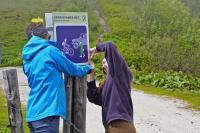 Nationalparkmitarbeiterinnen aktualisieren derzeit die offizielle Beschilderung der Radwege im Nationalpark auf Grundlage der neuen Verordnung.