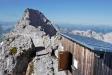Wegen Vandalismus und Vermüllung wird die Schutzhütte am Watzmann-Hocheck in Kürze umgestaltet. Die Schutzhütte befindet sich im Eigentum der Bergwacht Ramsau, bei den Umbauarbeiten unterstützt die Nationalparkverwaltung personell und finanziell. Die Schutzfunktion der Hütte bleibt weiterhin erhalten.