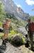 Geologe Dr. Stefan Kellerbauer (l.) und Nationalpark-Revierleiter Martin Weckel (r.) begutachten den Felssturzbereich (Bildmitte) im hinteren Wimbachtal. Der Steig aus dem hinteren Wimbachtal zum Trischübelpass bleibt bis auf Weiteres gesperrt.
