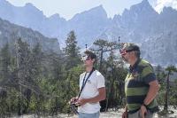 Geologe Dr. Stefan Kellerbauer (r.) und der professionelle Drohnenpilot Alexander Koller analysieren aus sicherer Entfernung den Felssturzbereich im hinteren Wimbachtal mit einer Spezialdrohne und Virtual Reality (VR)-Brillen. Die hochauflösenden Videos zeigen: Der vom Talboden deutlich sichtbare Riss setzt sich noch rund 30 Meter weiter in den Fels hinter der Wand fort. Damit steht der in der Wand verbliebene Felsklotz ohne Verbindung zum festen Fels. Die Gefahr eines weiteren Felssturzes bleibt akut.
