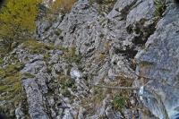 Rund 30 Meter Stahlseil und mehrere Eisenbügel im oberen Bereich des neuen Steiges sollen Bergsteigerinnen und Bergsteigern das Überwinden einer rund zehn Meter hohen Geländekante ermöglichen. Der neue Steig wird schwieriger zu begehen sein als der alte, durch einen Felssturz verschüttete Weg.